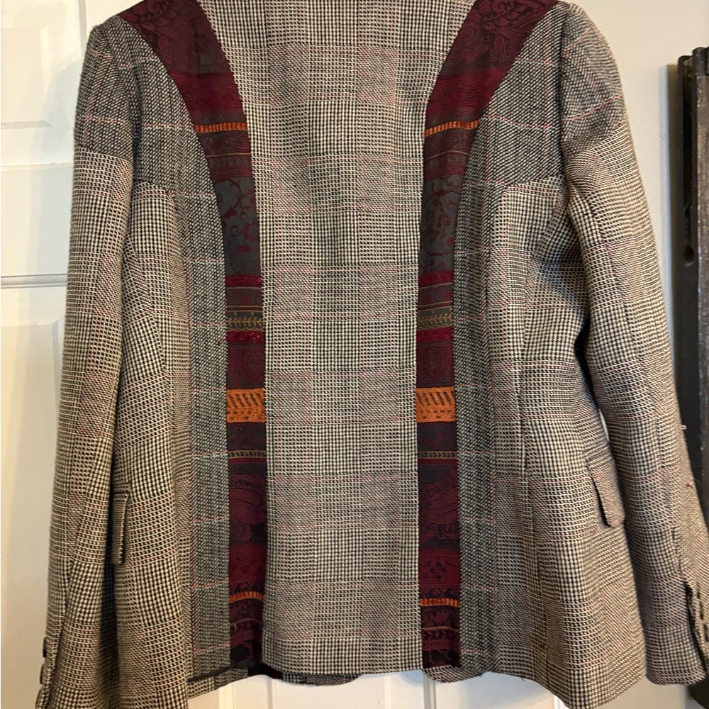 Really stunning multi fabric blazer! - Picture 3 of 6